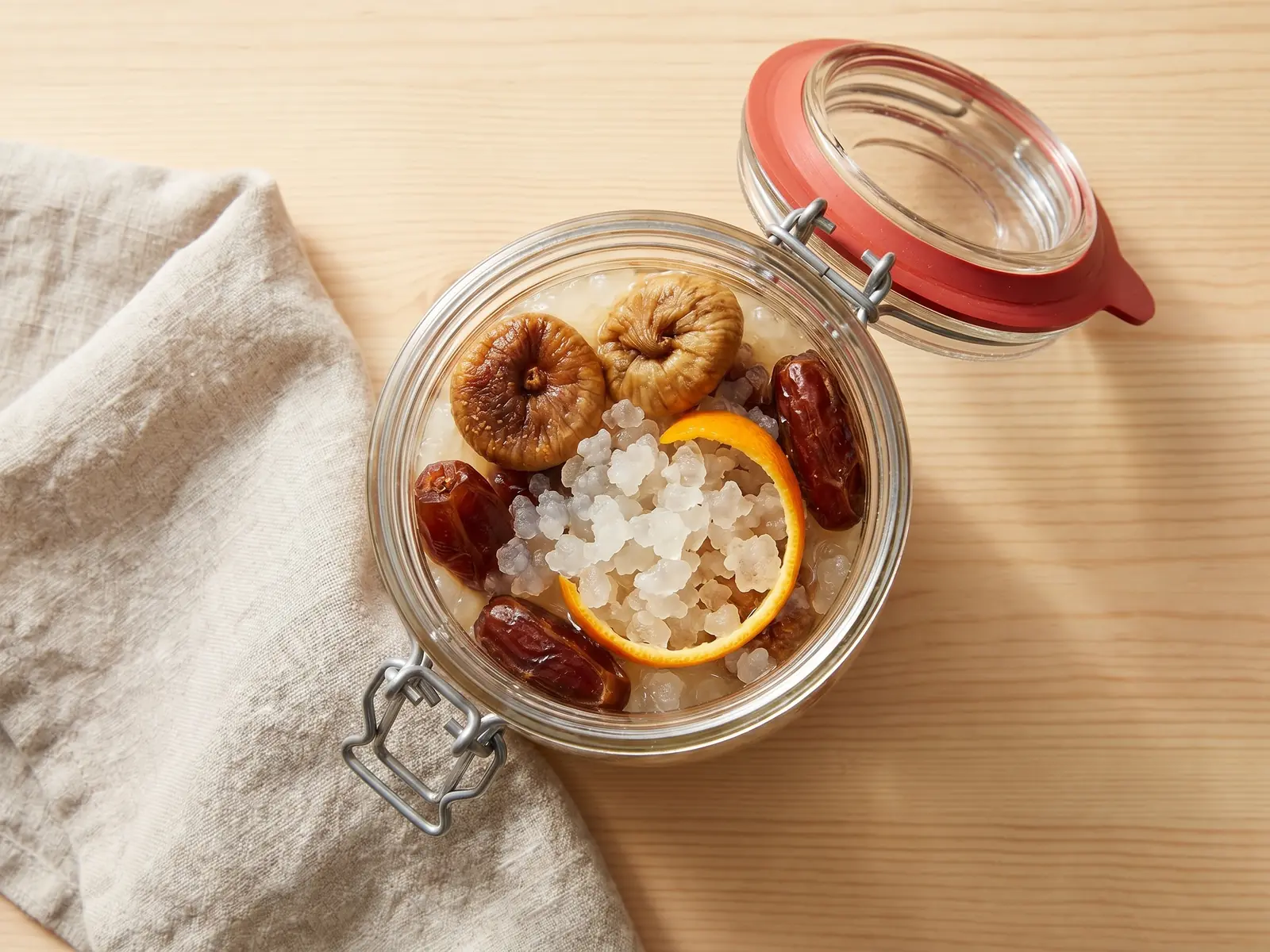 Bocal de k&eacute;fir de fruits en deuxi&egrave;me fermentation avec figues, dattes et peau d&rsquo;orange.